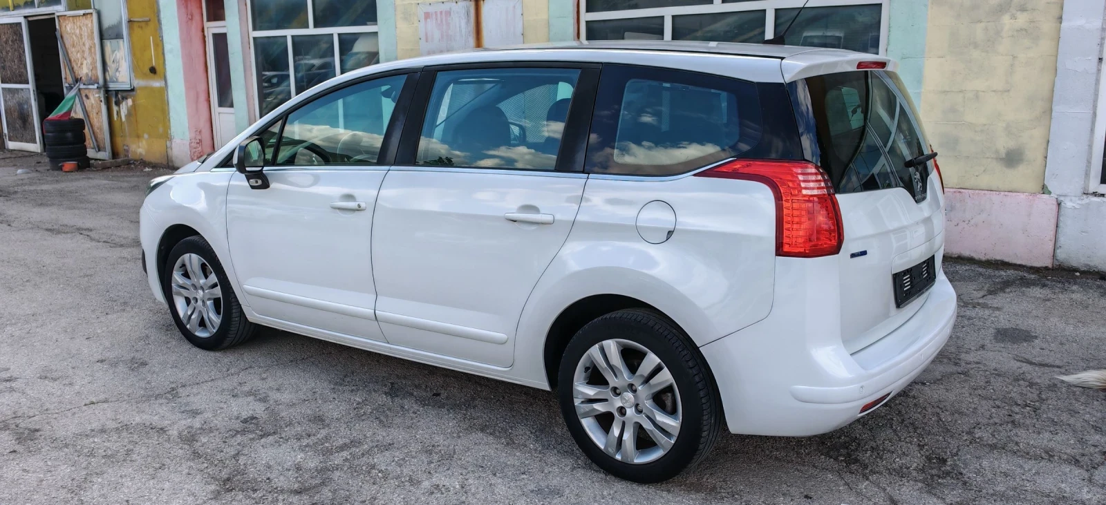 Peugeot 5008 1.6 BlueHDI Автоматик 7 места, снимка 9 - Автомобили и джипове - 54400929
