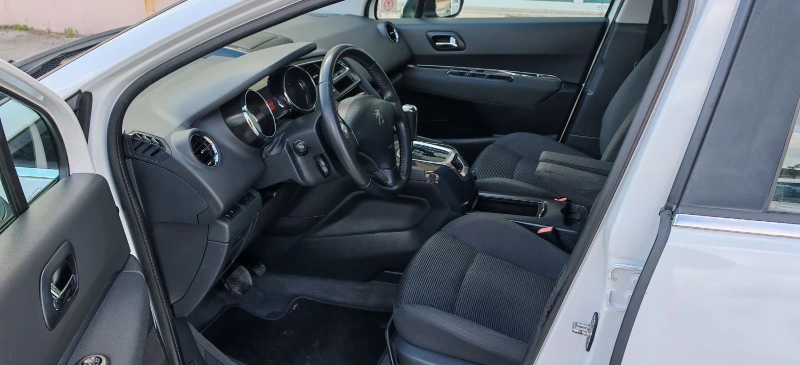 Peugeot 5008 1.6 BlueHDI Автоматик 7 места, снимка 11 - Автомобили и джипове - 54400929