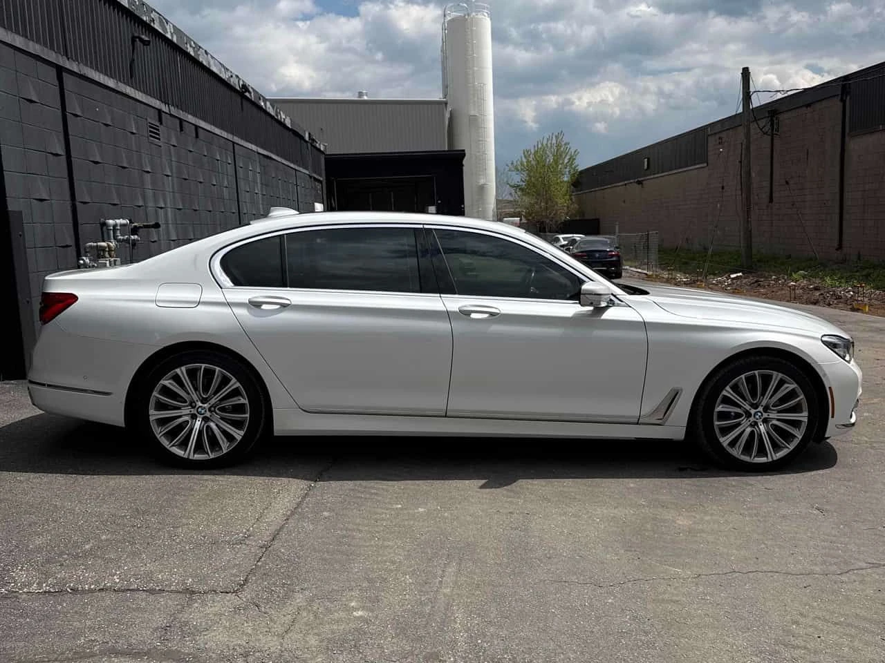 BMW 750 * XDRIVE * ТЕЛЕВИЗОРИ * 360 * ДИСТРОНИК * ОБДУХВАН, снимка 3 - Автомобили и джипове - 54480263