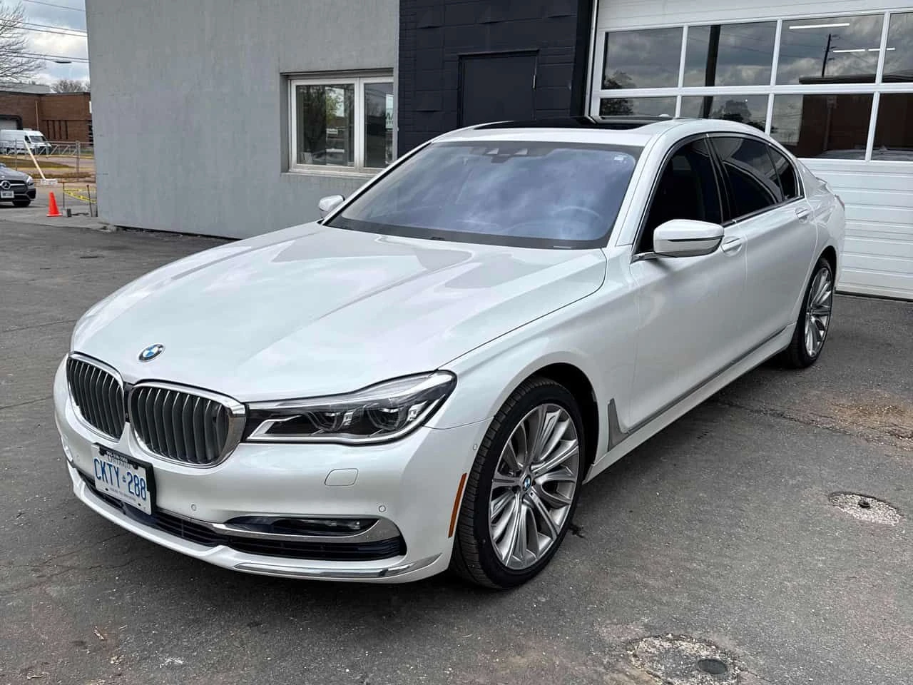 BMW 750 * 4dr Sdn 750Li xDrive AWD * CARFAX * БЕЗ ПЪРВОНАЧ