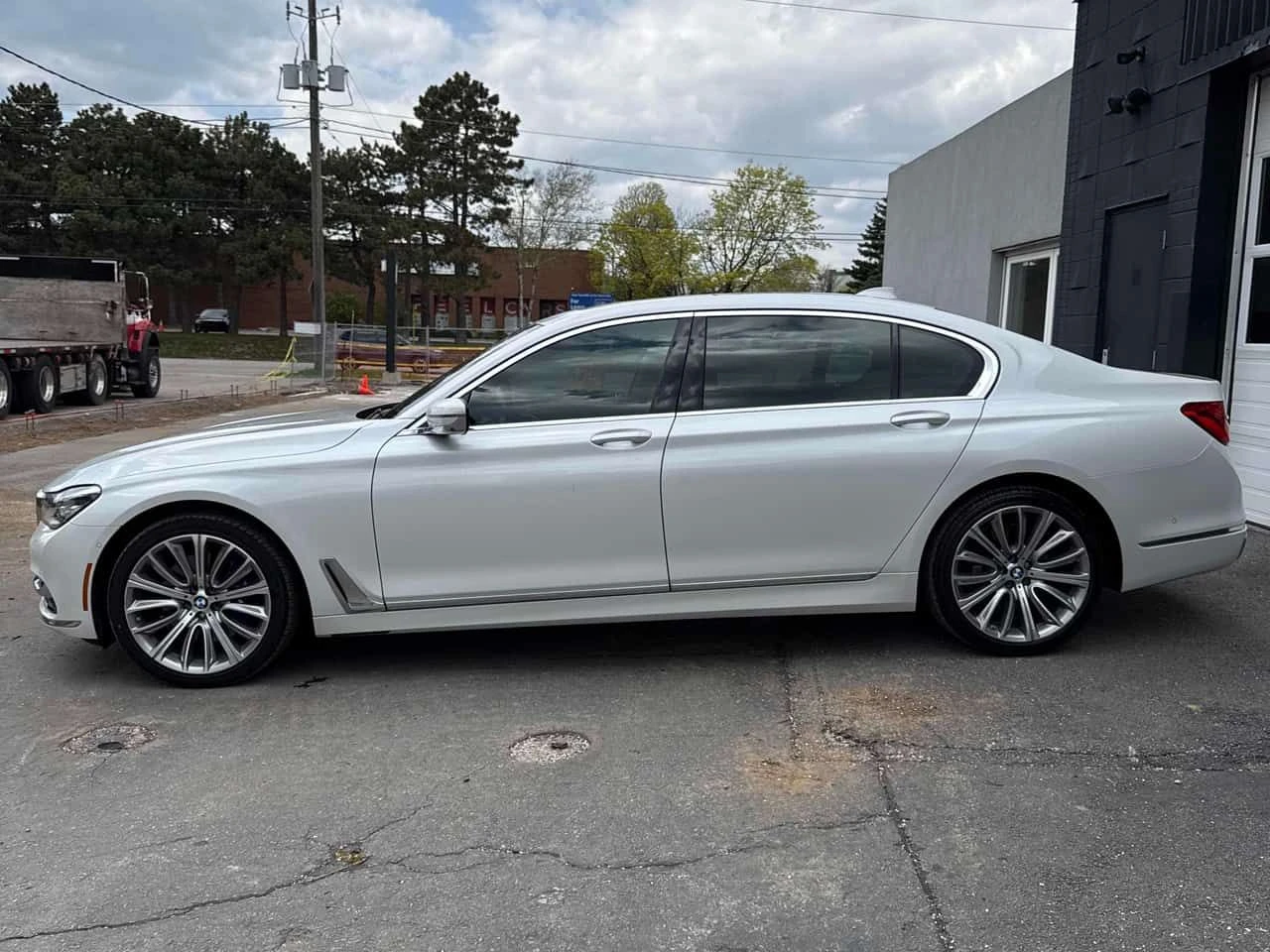 BMW 750 * XDRIVE * ТЕЛЕВИЗОРИ * 360 * ДИСТРОНИК * ОБДУХВАН, снимка 2 - Автомобили и джипове - 54480263