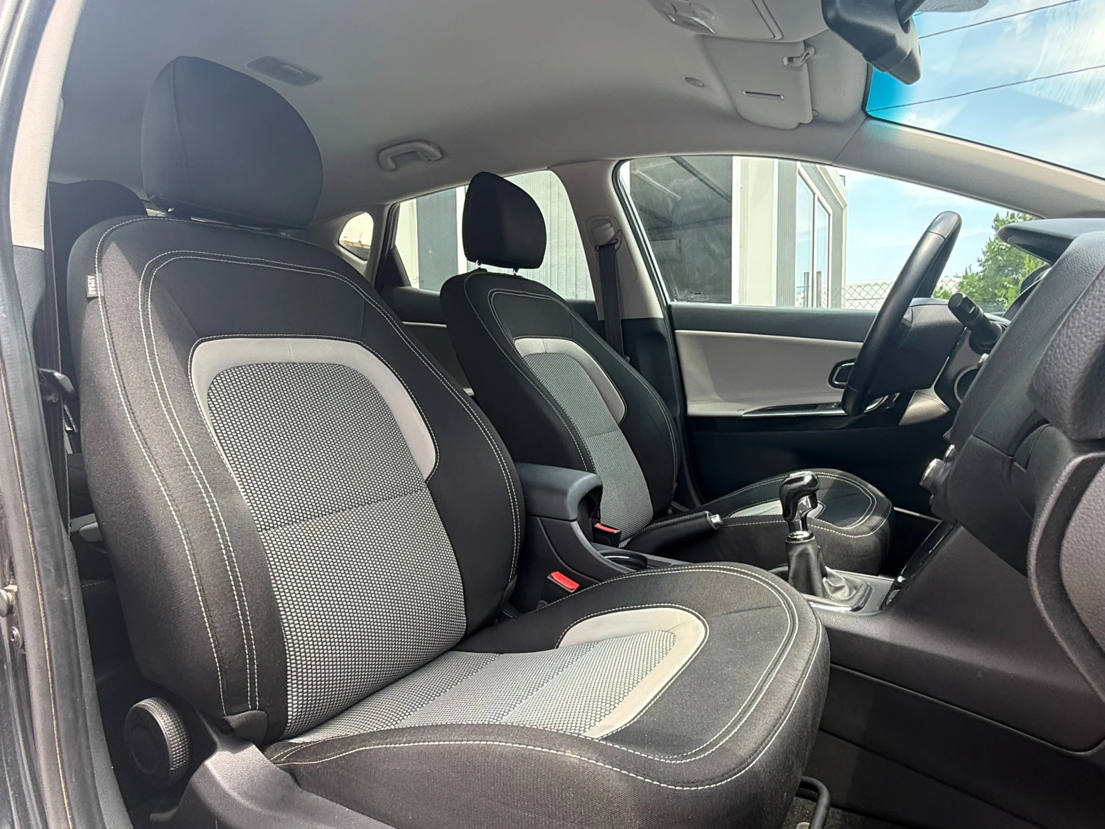 Kia Ceed 1, 6 CRDI High Tech 110cv, снимка 10 - Автомобили и джипове - 54947451
