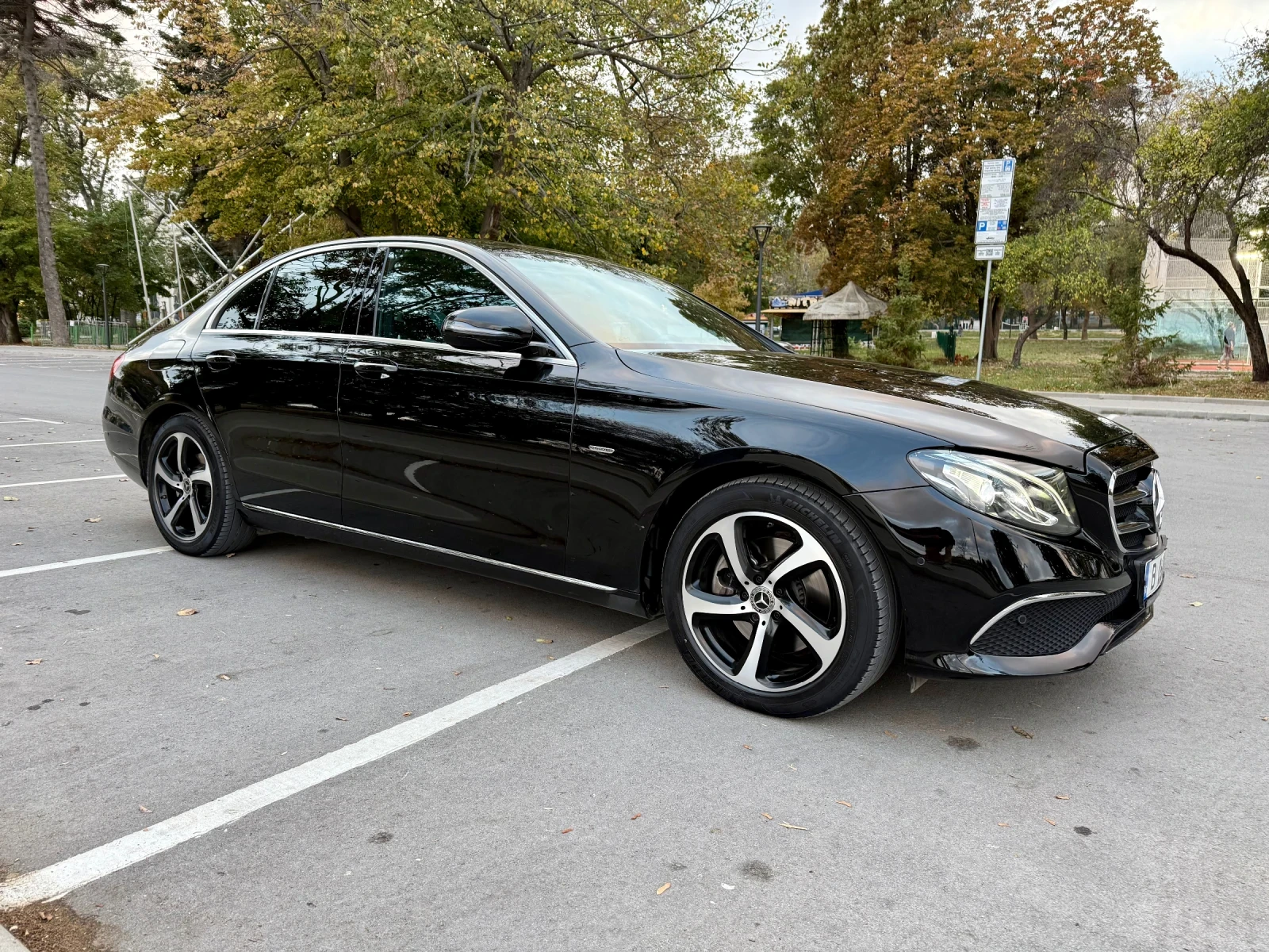 Mercedes-Benz E 200 4 Matic, снимка 3 - Автомобили и джипове - 56546923