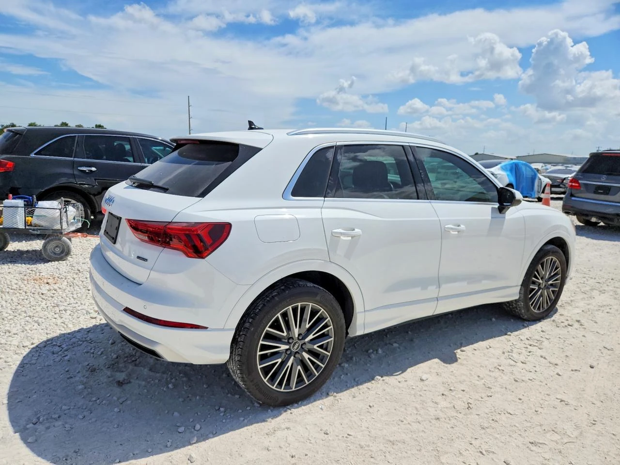 Audi Q3 2.0l Premium 40, снимка 3 - Автомобили и джипове - 55812530