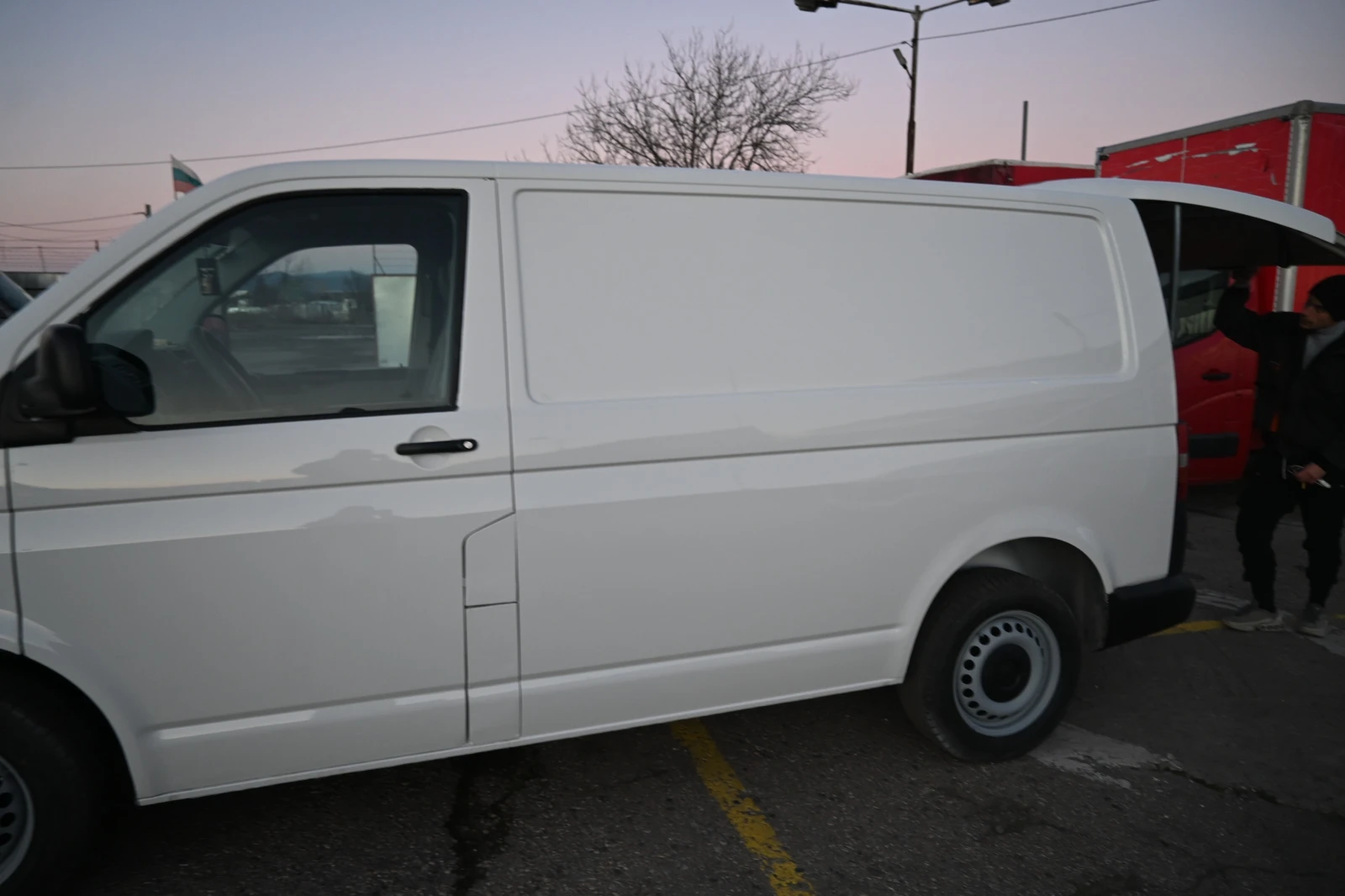 VW Transporter ЧИСТО НОВА БОЯ, снимка 9 - Бусове и автобуси - 54676062