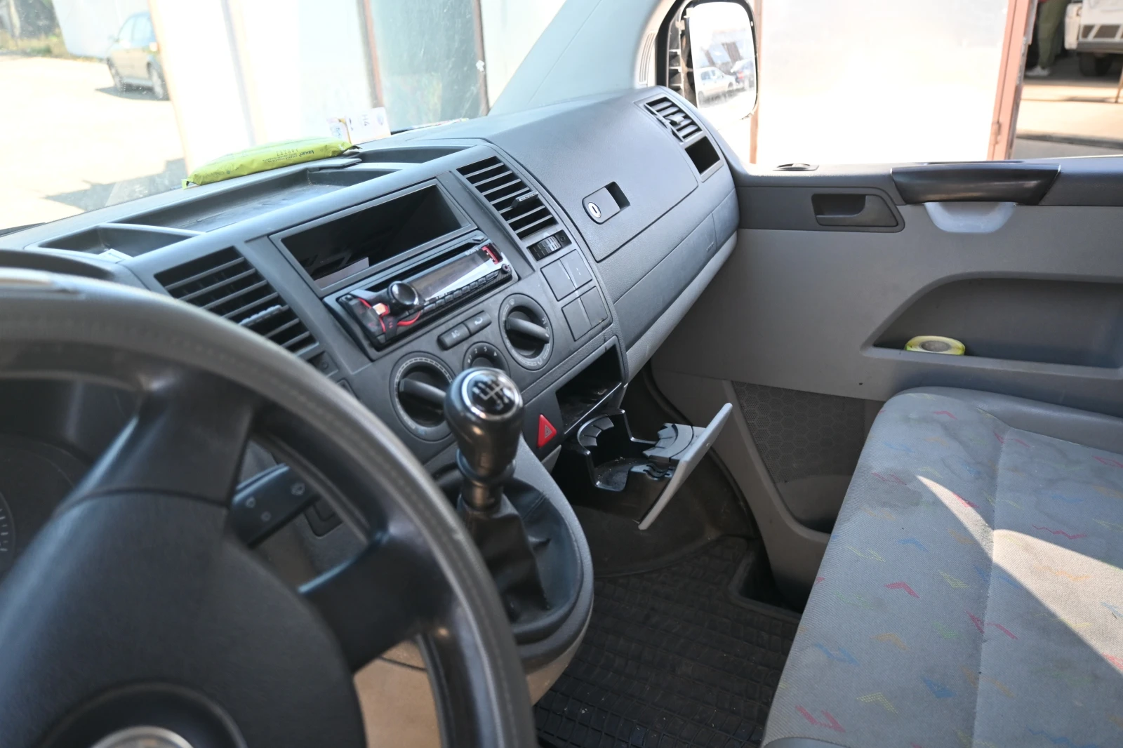 VW Transporter ЧИСТО НОВА БОЯ, снимка 14 - Бусове и автобуси - 54676062