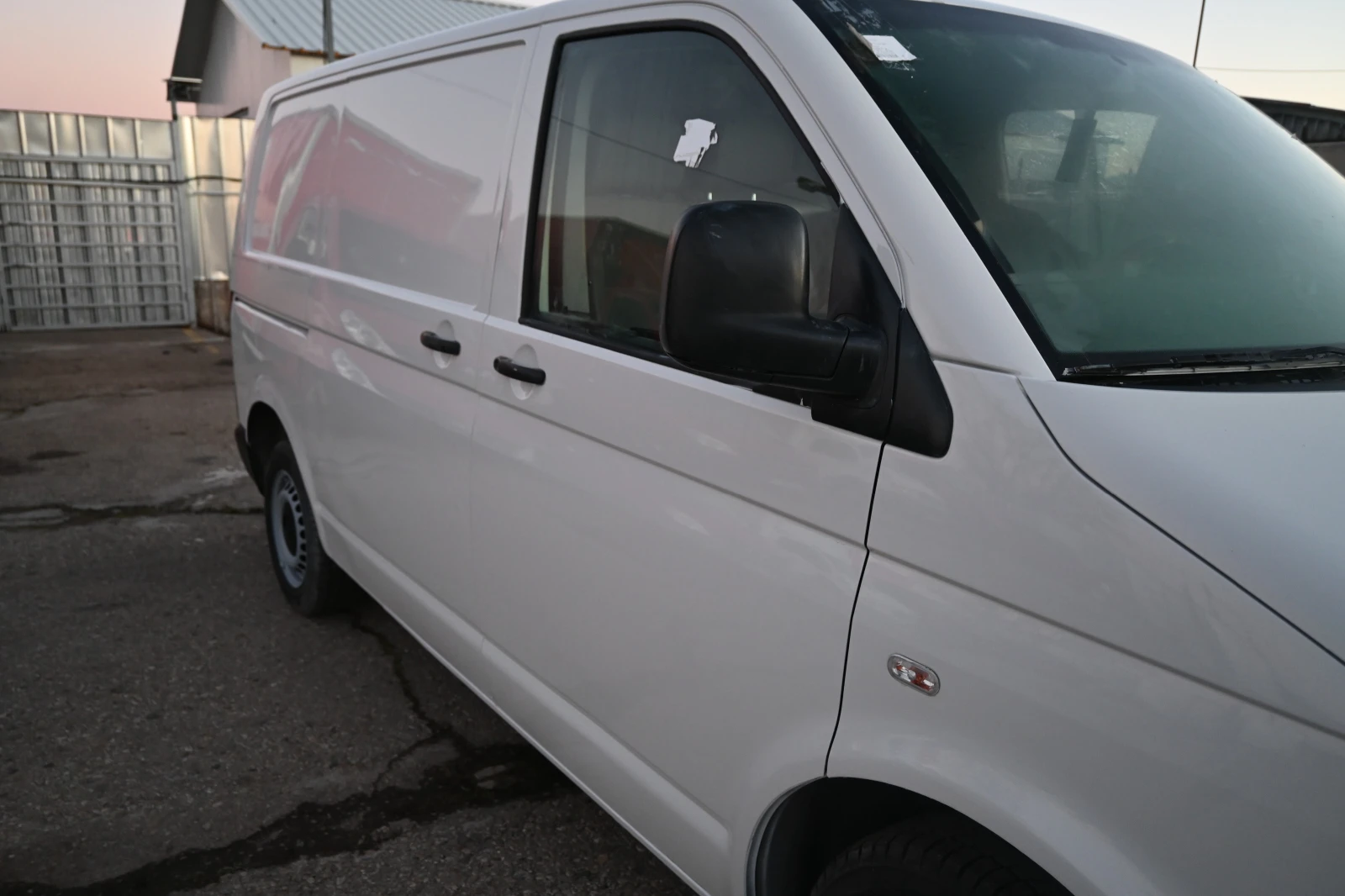 VW Transporter ЧИСТО НОВА БОЯ, снимка 4 - Бусове и автобуси - 54676062