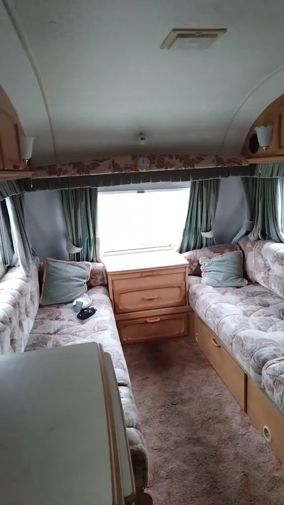 Каравана Avondale Sandmartin , снимка 9 - Каравани и кемпери - 54385974