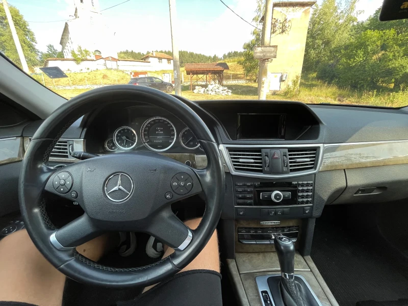 Mercedes-Benz E 220, снимка 7 - Автомобили и джипове - 52897202