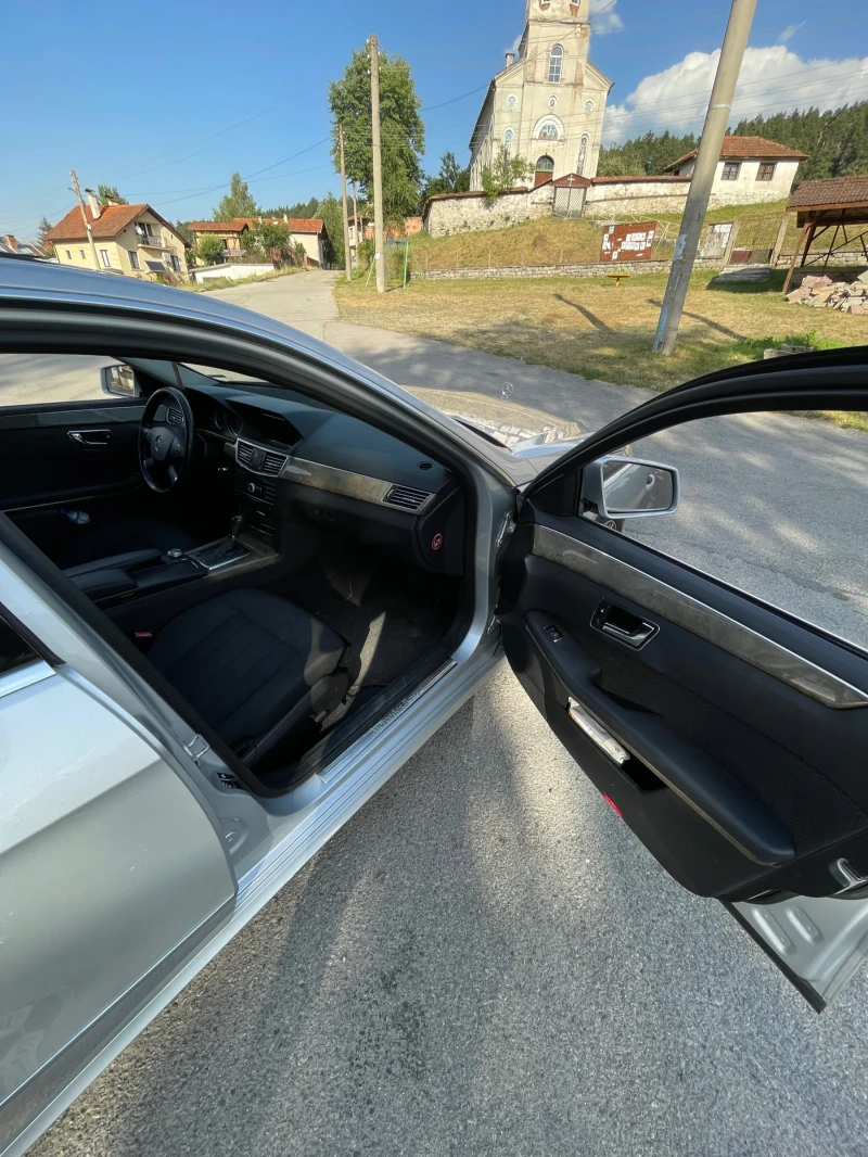 Mercedes-Benz E 220, снимка 9 - Автомобили и джипове - 52897202