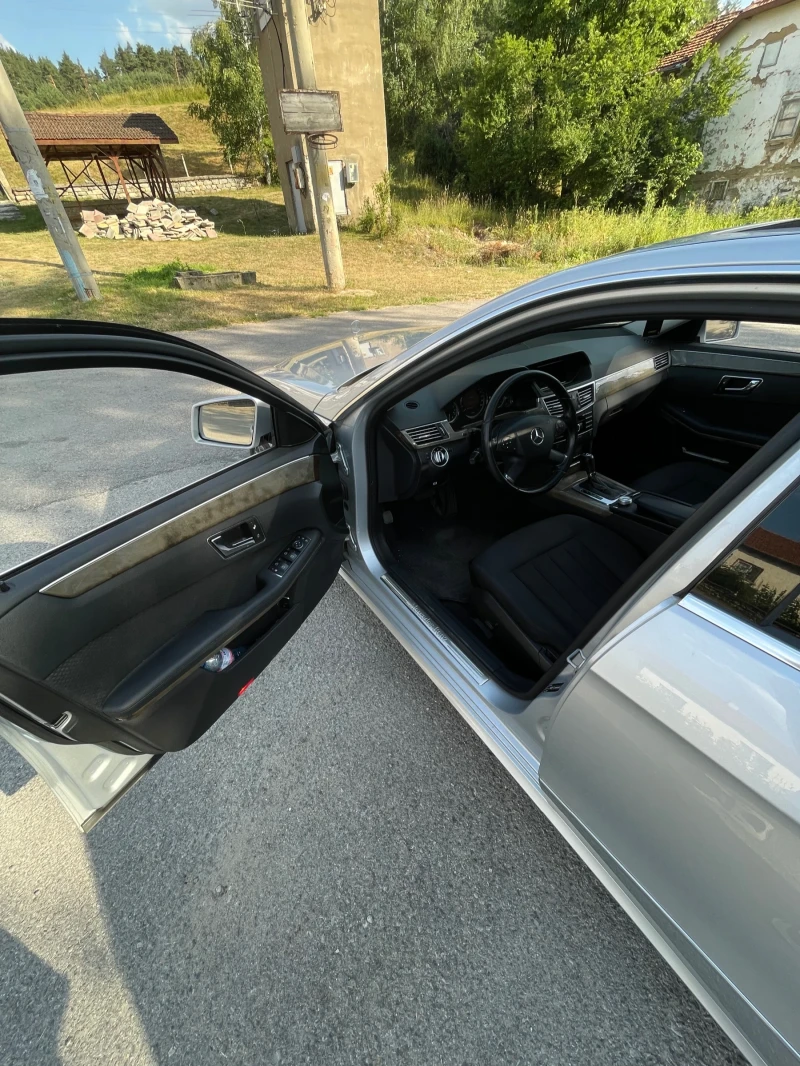 Mercedes-Benz E 220, снимка 8 - Автомобили и джипове - 52897202