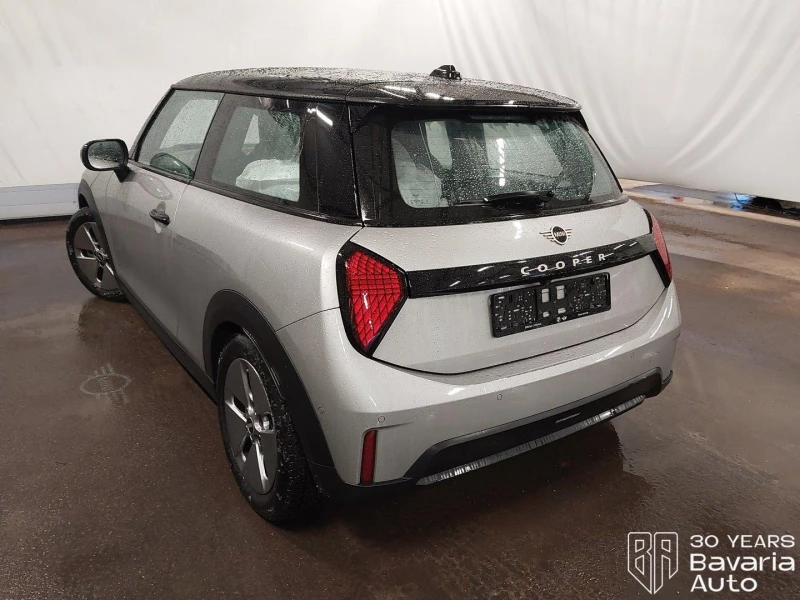 Mini Cooper C 1, 5 Steptronic Favoured Trim, снимка 2 - Автомобили и джипове - 53124139