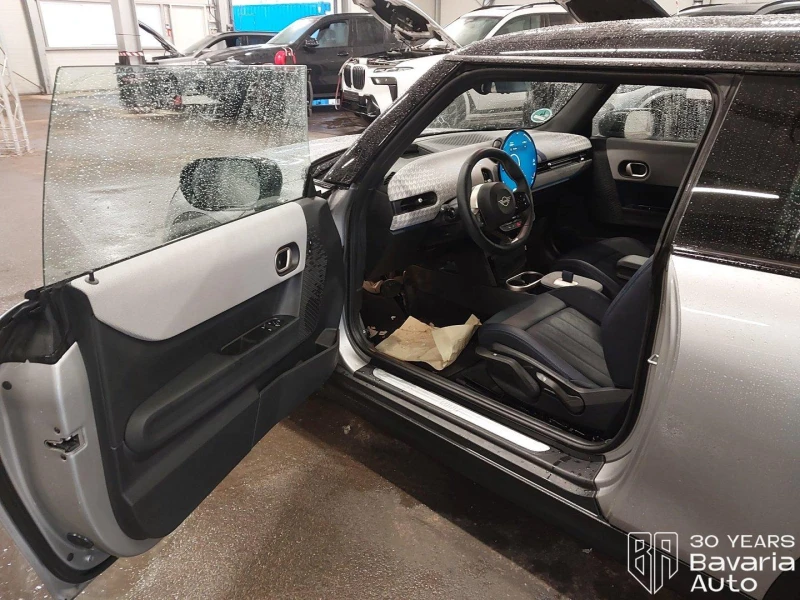 Mini Cooper C 1, 5 Steptronic Favoured Trim, снимка 5 - Автомобили и джипове - 53124139