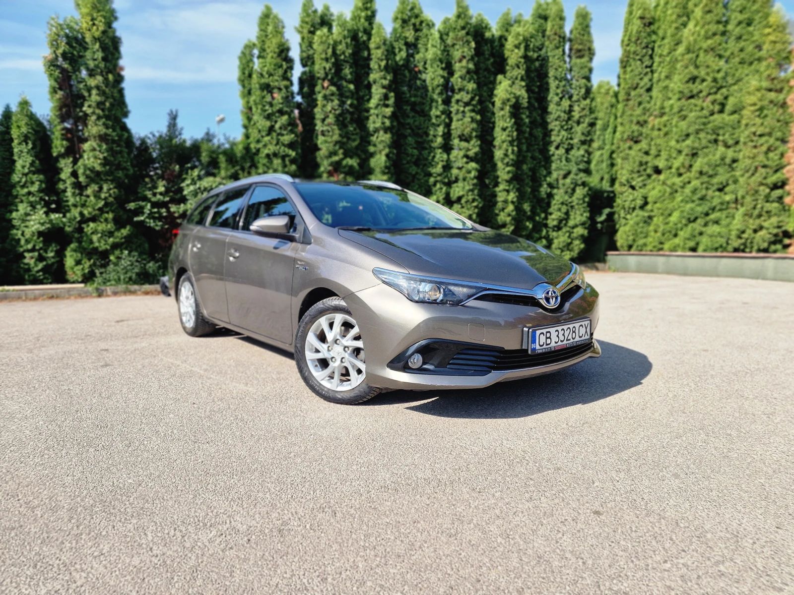 Toyota Auris SW Hybrid 1.8 - изображение 3