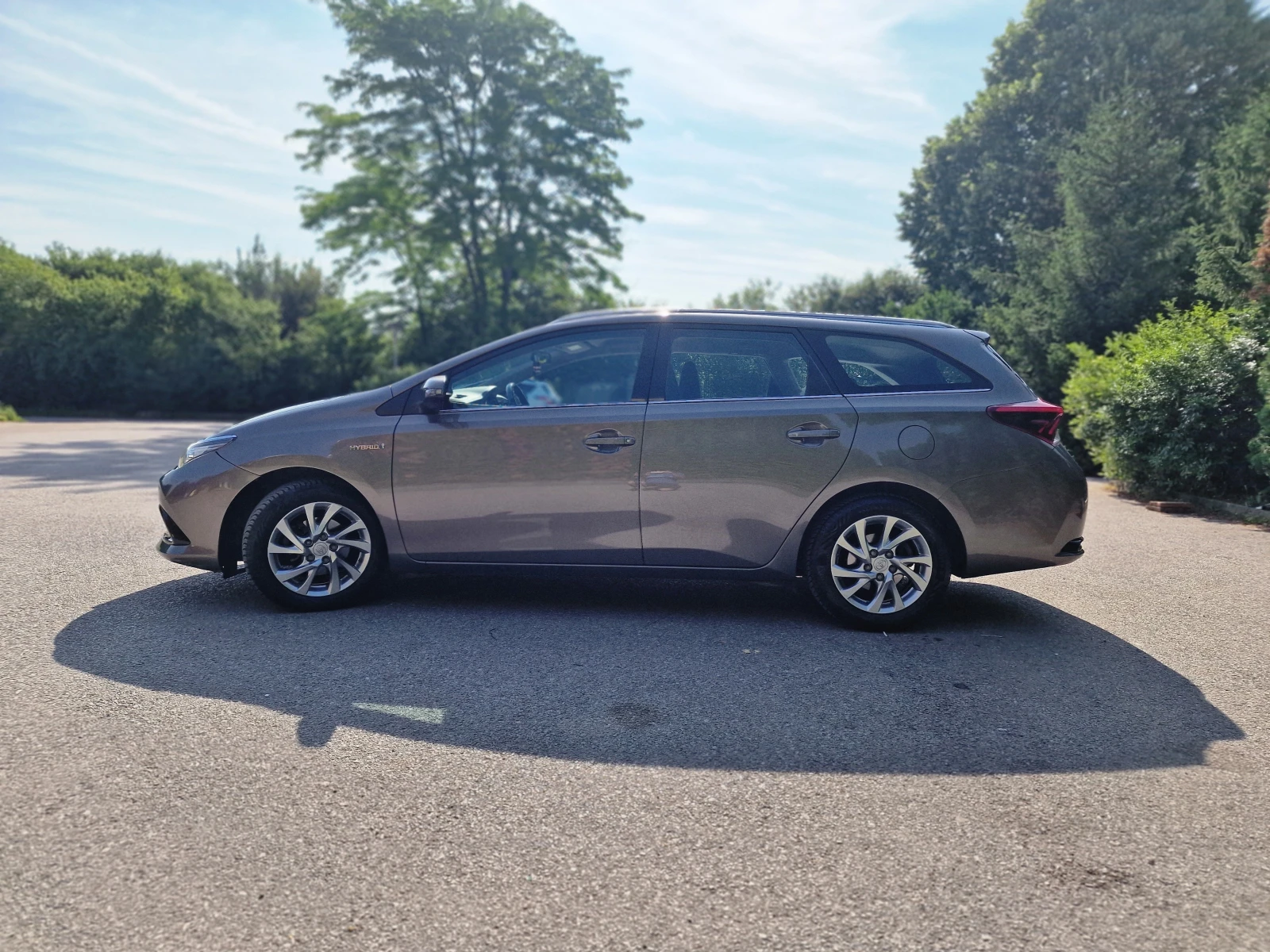 Toyota Auris SW Hybrid 1.8 - изображение 8