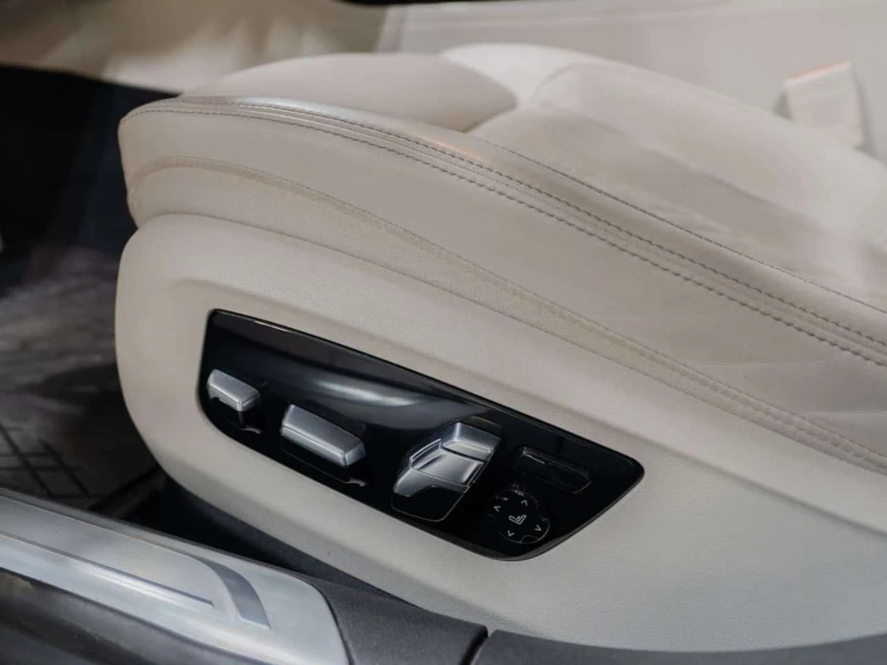 BMW 750 * Фиксирана цена до БГ * CARFAX * Oт BMW * 36k km!, снимка 11 - Автомобили и джипове - 55570347