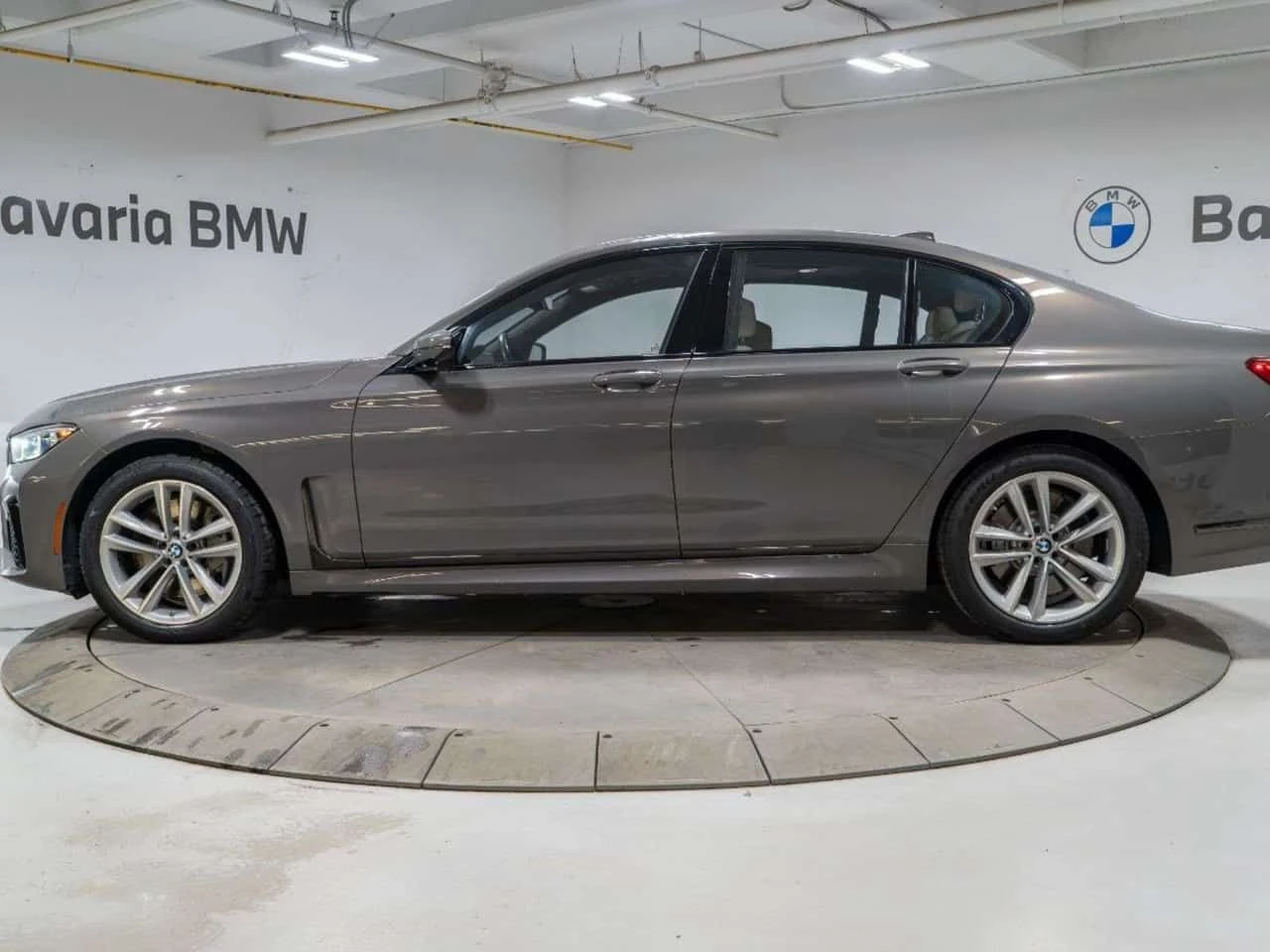 BMW 750 * Фиксирана цена до БГ * CARFAX * Oт BMW * 36k km!, снимка 7 - Автомобили и джипове - 55570347