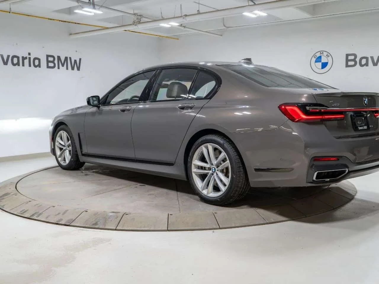 BMW 750 * Фиксирана цена до БГ * CARFAX * Oт BMW * 36k km!, снимка 4 - Автомобили и джипове - 55570347