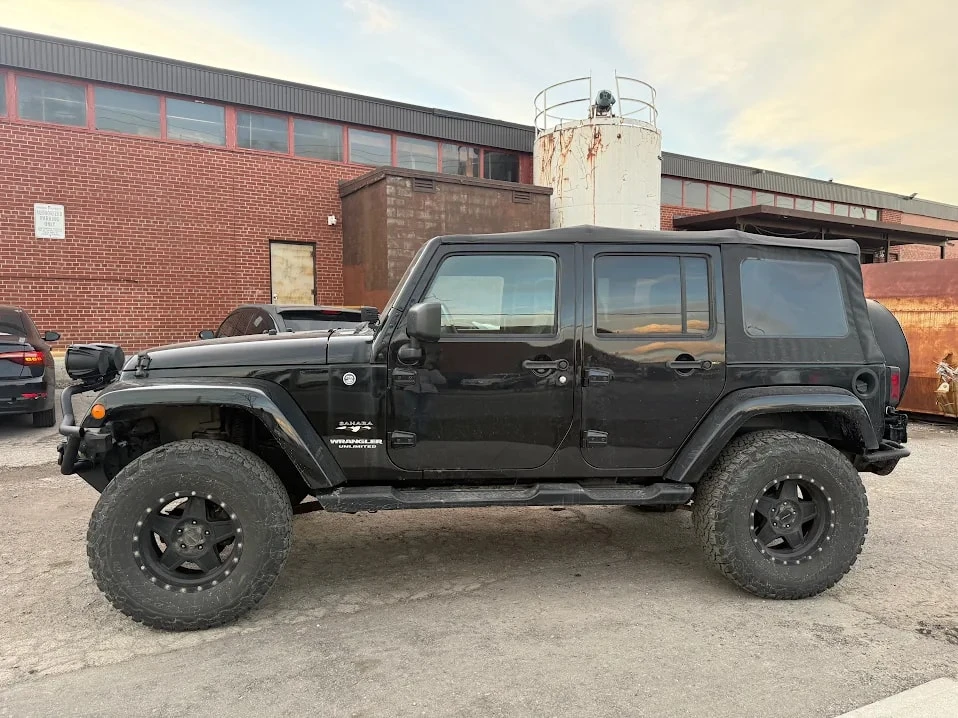 Jeep Wrangler * Sahara * АВТОКРЕДИТ БЕЗ ПЪРВОНАЧАЛНА ВНОСКА* , снимка 2 - Автомобили и джипове - 56038952