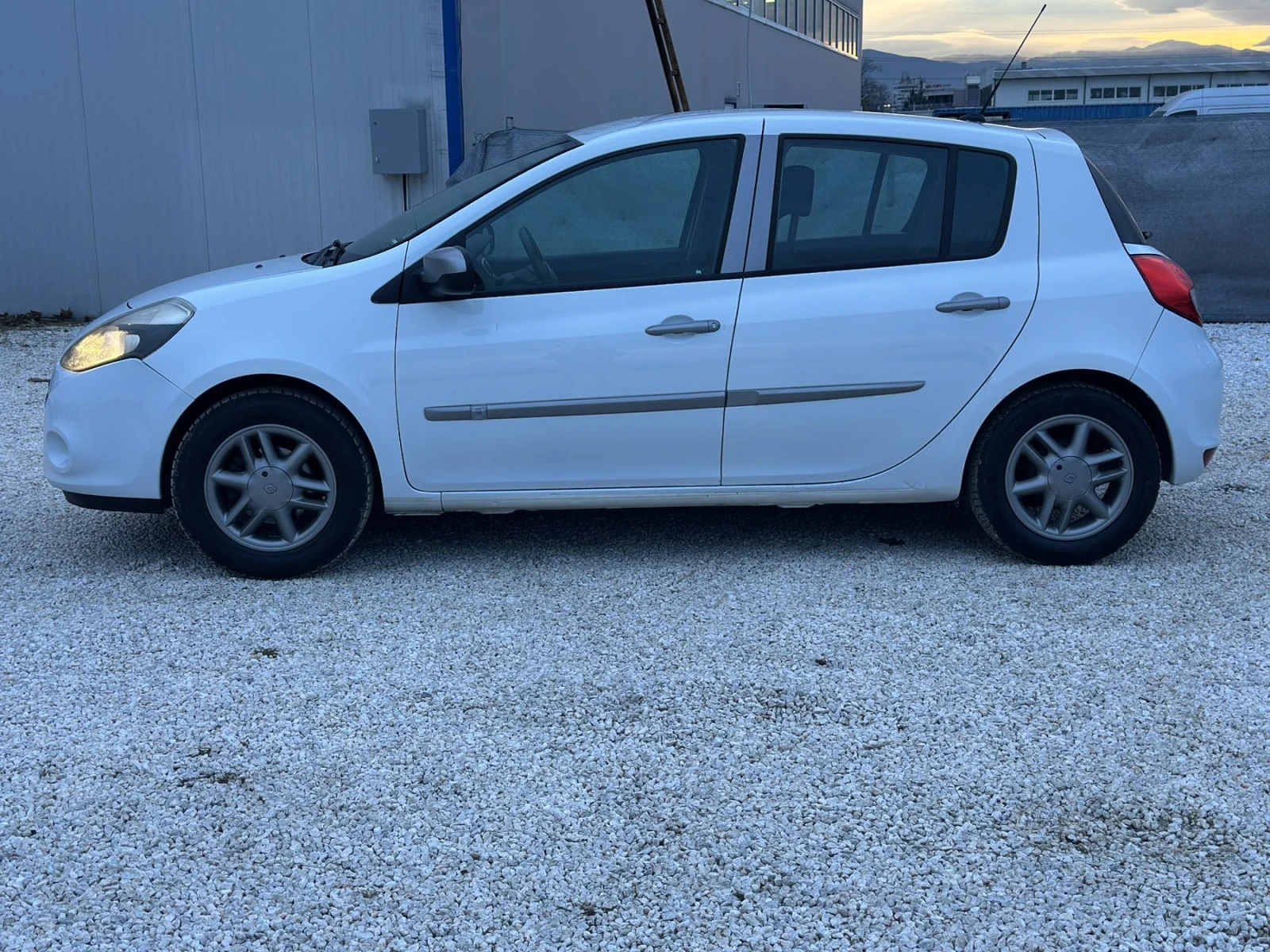 Renault Clio ГАЗ | FACELIFT | НАВИГАЦИЯ | РЕГИСТРИРАНА - изображение 3