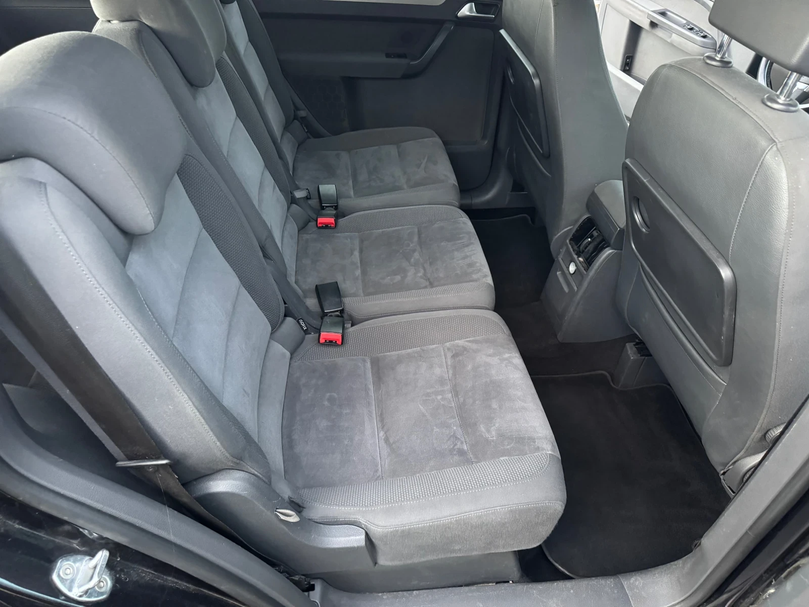 VW Touran 2.0TDI AUTOMATIC , снимка 11 - Автомобили и джипове - 54045400