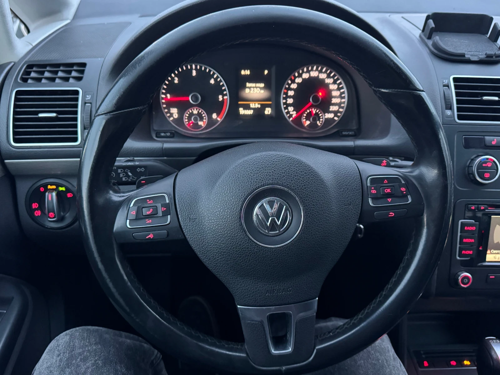 VW Touran 2.0TDI AUTOMATIC , снимка 15 - Автомобили и джипове - 54045400