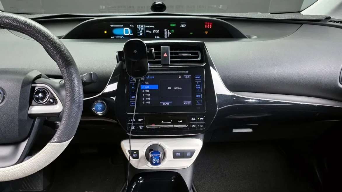Toyota Prius 1.8 Hybrid! Екзекютив!, снимка 7 - Автомобили и джипове - 54820292