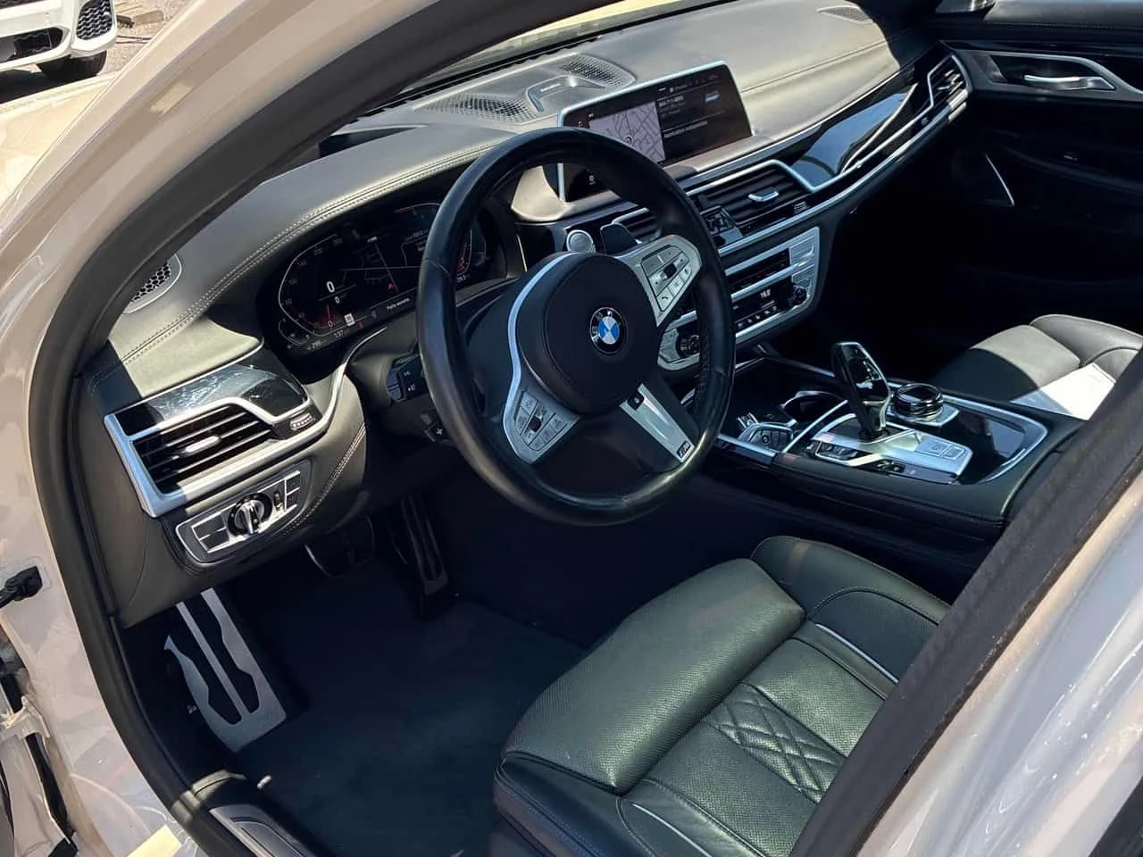 BMW 750 * ДИСТРОНИК* 360КАМЕРА* ПАНОРАМА* ОБДУХВАНЕ* , снимка 5 - Автомобили и джипове - 54849922