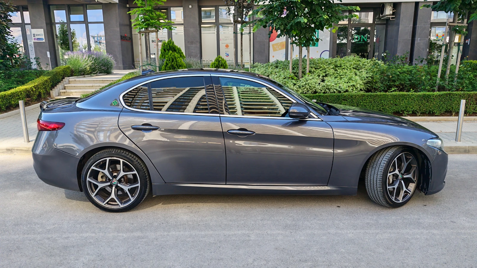 Alfa Romeo Giulia Q2 Ti Sport Active Suspension Performance Package, снимка 2 - Автомобили и джипове - 54978524
