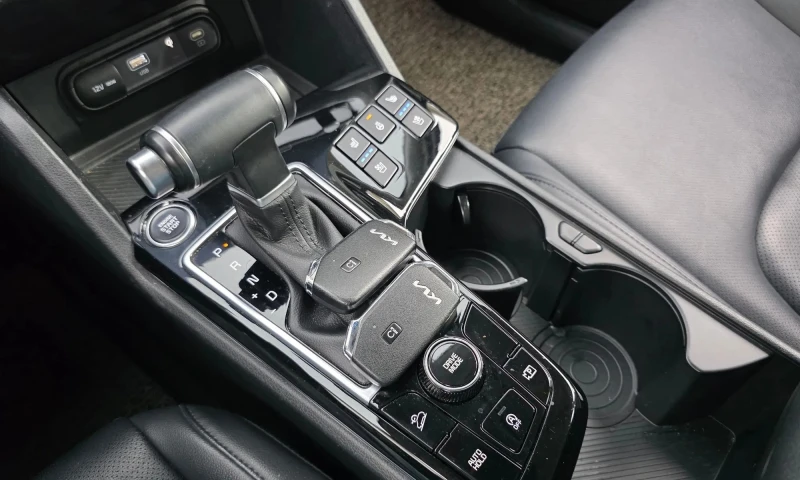 Kia Sportage Diesel 2.0 2Wd, снимка 8 - Автомобили и джипове - 51428984