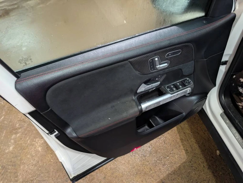 Mercedes-Benz GLB 250 4MATIC SUV* CARFAX* КОМПЛЕКТ ГУМИ С ДЖАНТИ, снимка 12 - Автомобили и джипове - 53342039