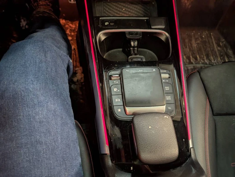 Mercedes-Benz GLB 250 4MATIC SUV* CARFAX* КОМПЛЕКТ ГУМИ С ДЖАНТИ, снимка 9 - Автомобили и джипове - 53342039