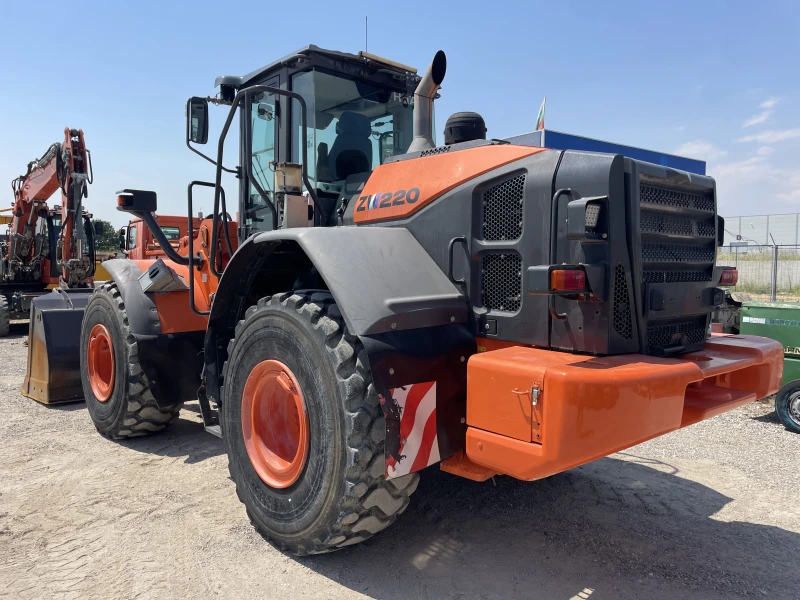Челен товарач Hitachi ZW220-5B , снимка 8 - Индустриална техника - 51140509
