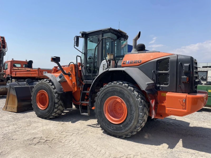 Челен товарач Hitachi ZW220-5B , снимка 7 - Индустриална техника - 51140509