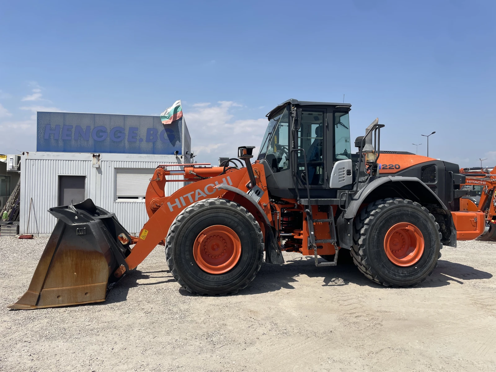 Челен товарач Hitachi ZW220-5B , снимка 1