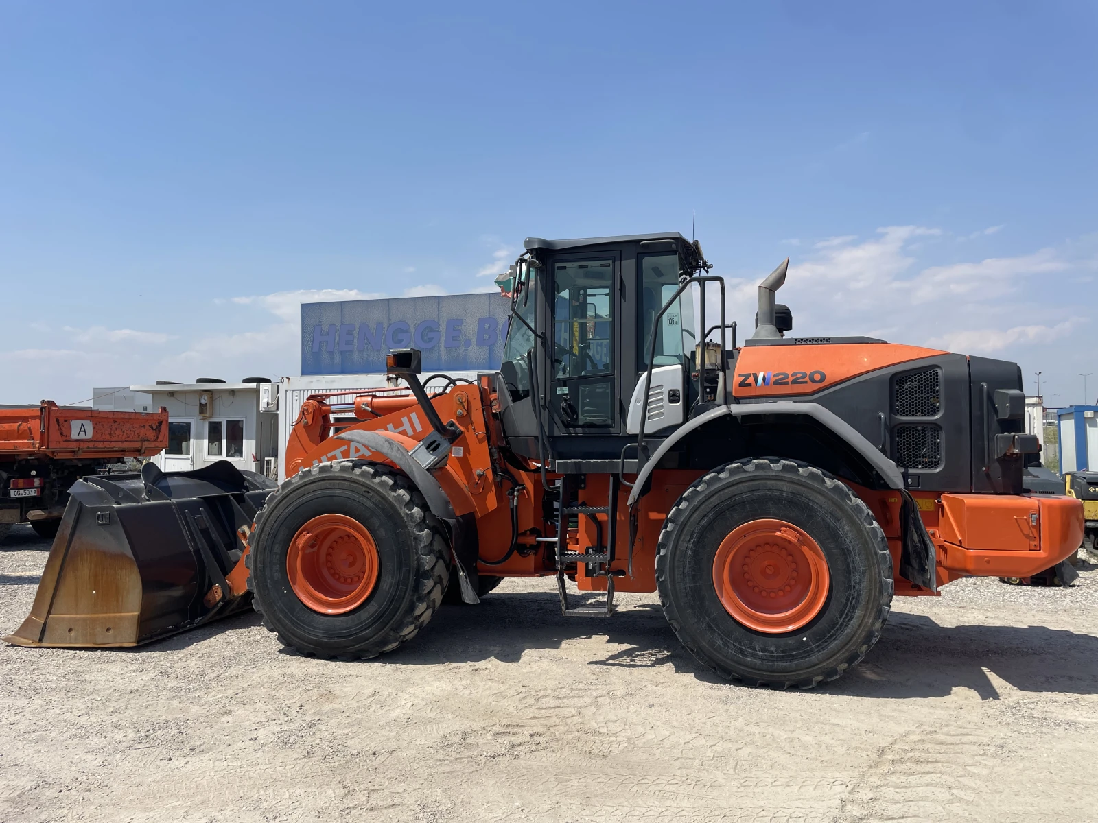 Челен товарач Hitachi ZW220-5B  - изображение 5
