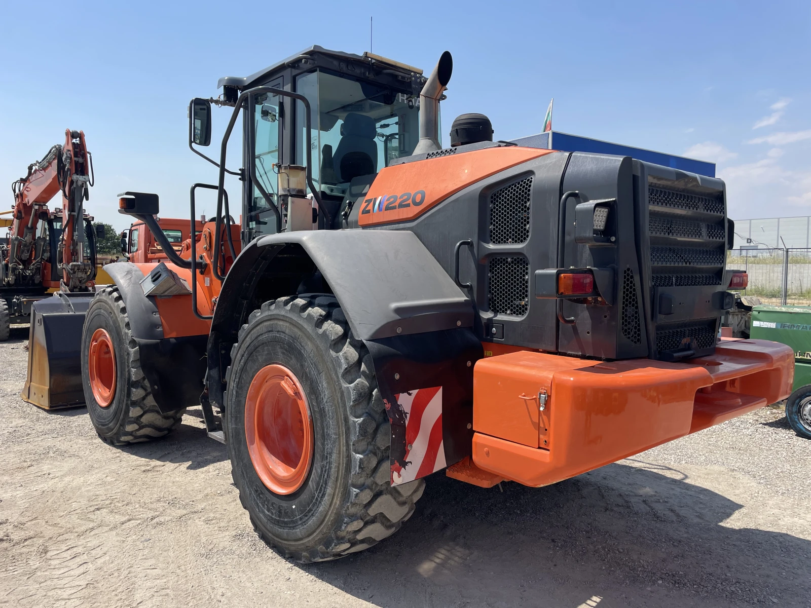 Челен товарач Hitachi ZW220-5B  - изображение 7