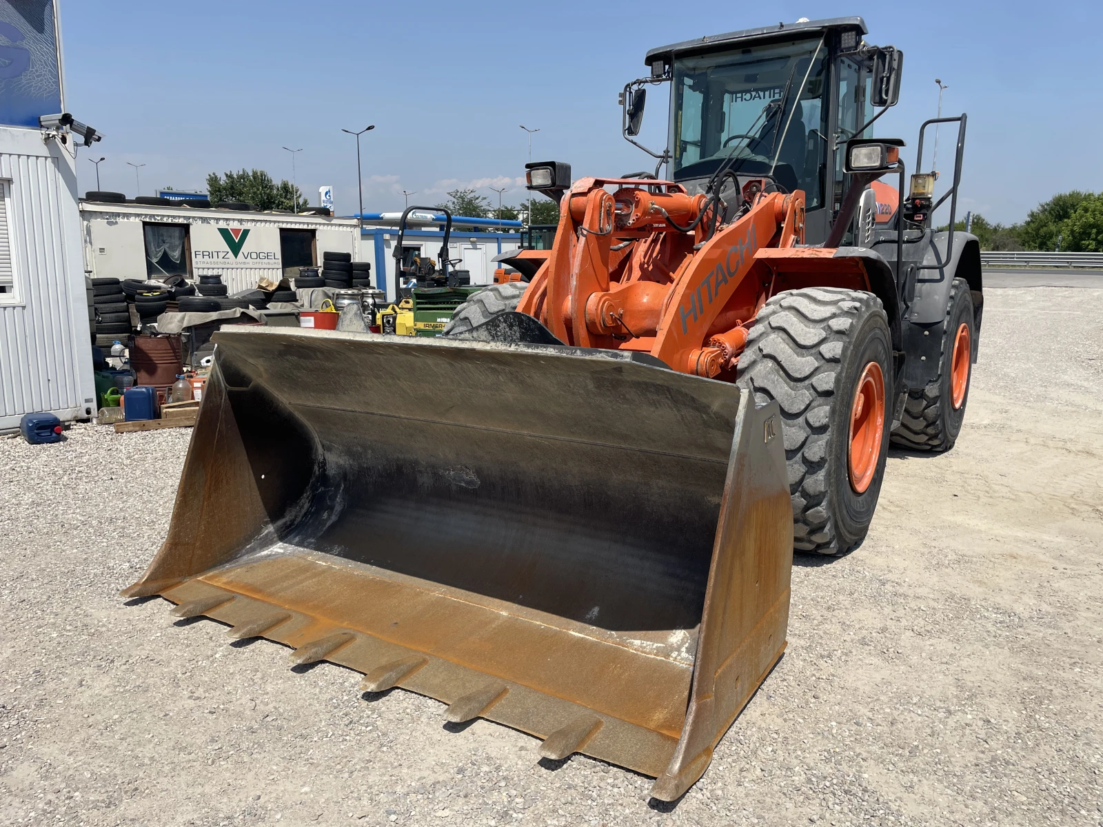 Челен товарач Hitachi ZW220-5B  - изображение 8