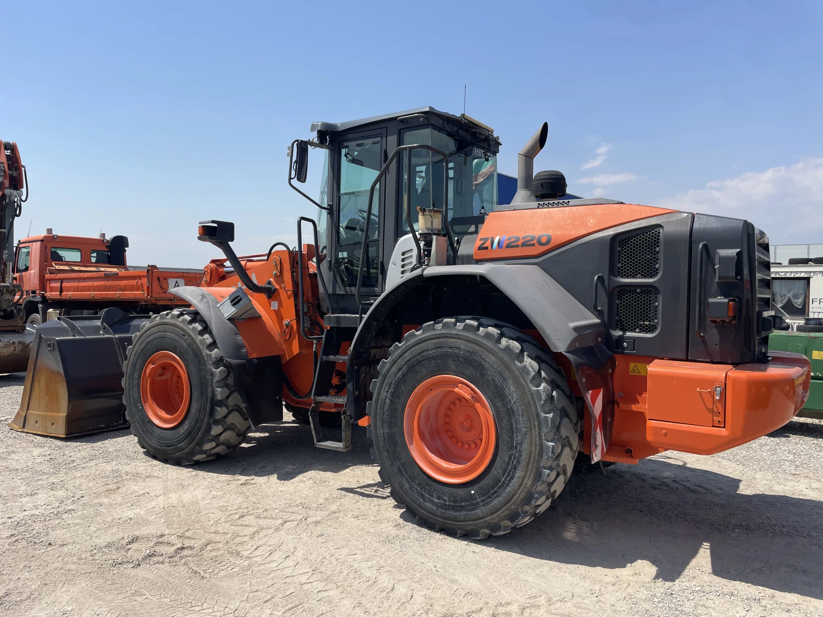 Челен товарач Hitachi ZW220-5B  - изображение 6