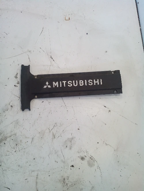 капак двигател мицубиши лансер