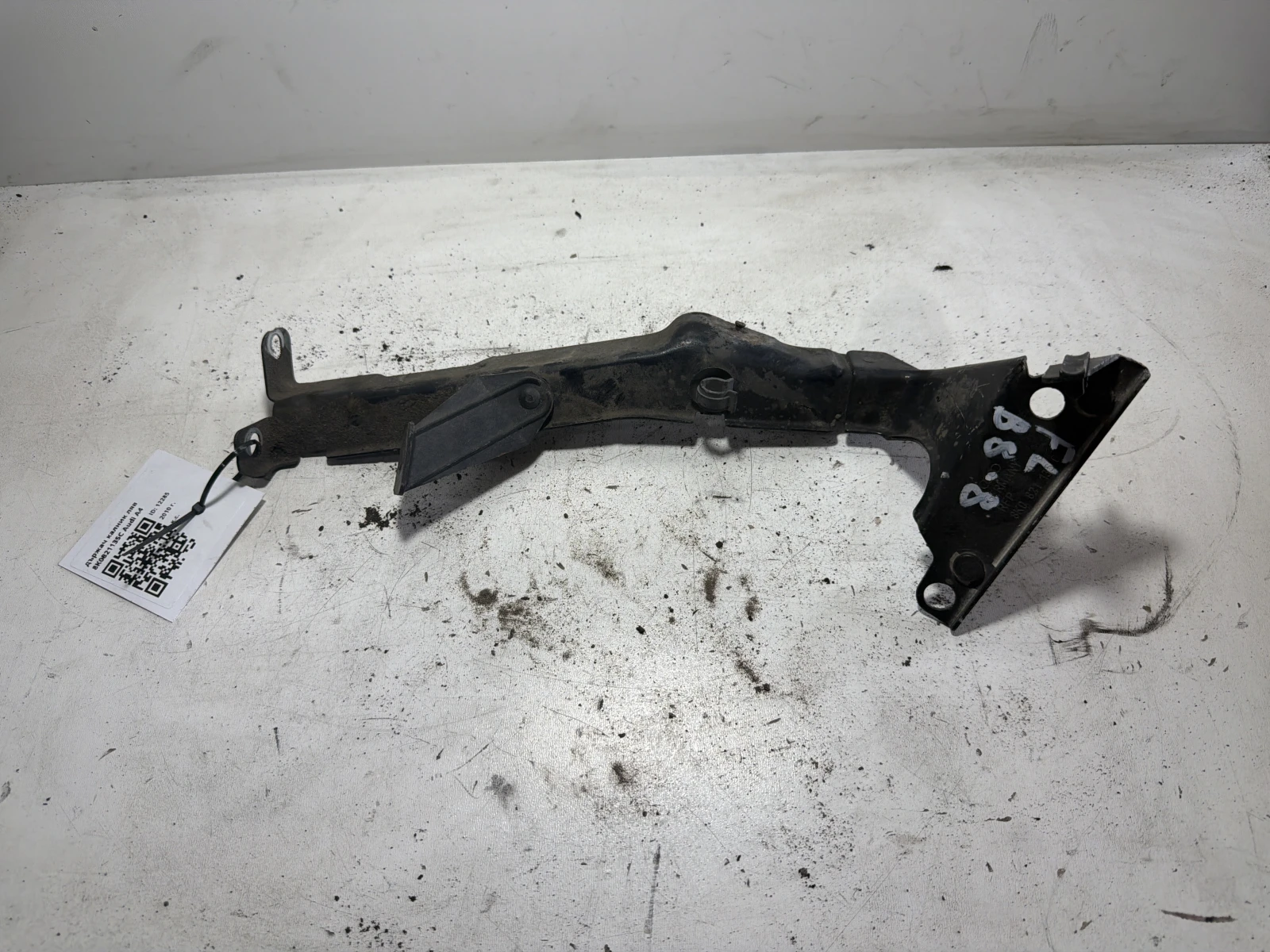 държач калник ляв 8K0821135C Audi A4