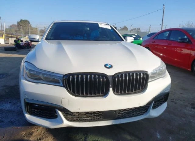 BMW 750 xDrive* M-Sport* Distronic* B&W* HeadUP* Обдух* По, снимка 3 - Автомобили и джипове - 48904912