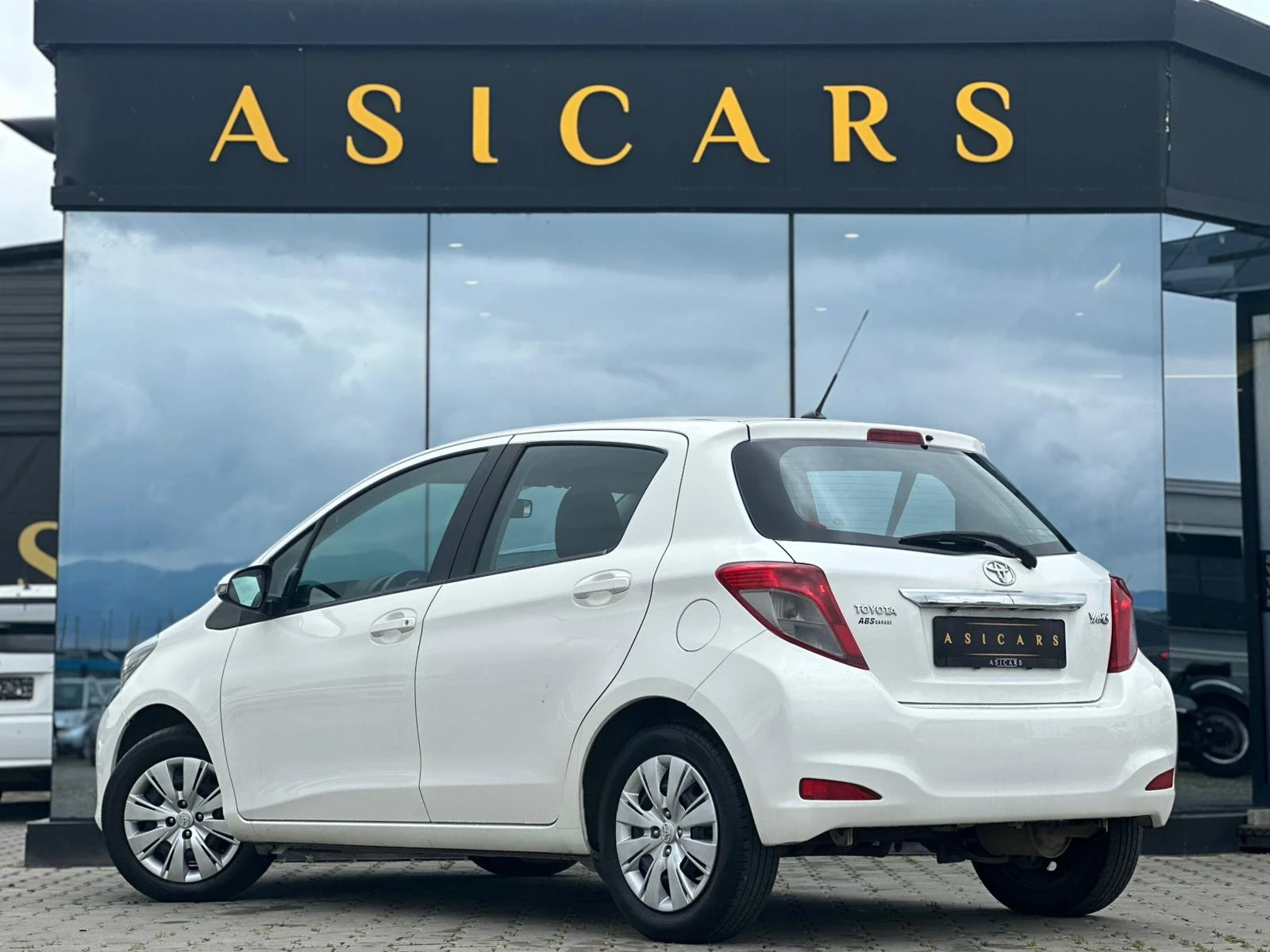 Toyota Yaris / 1.0I / EURO 5 / TOP / - изображение 3