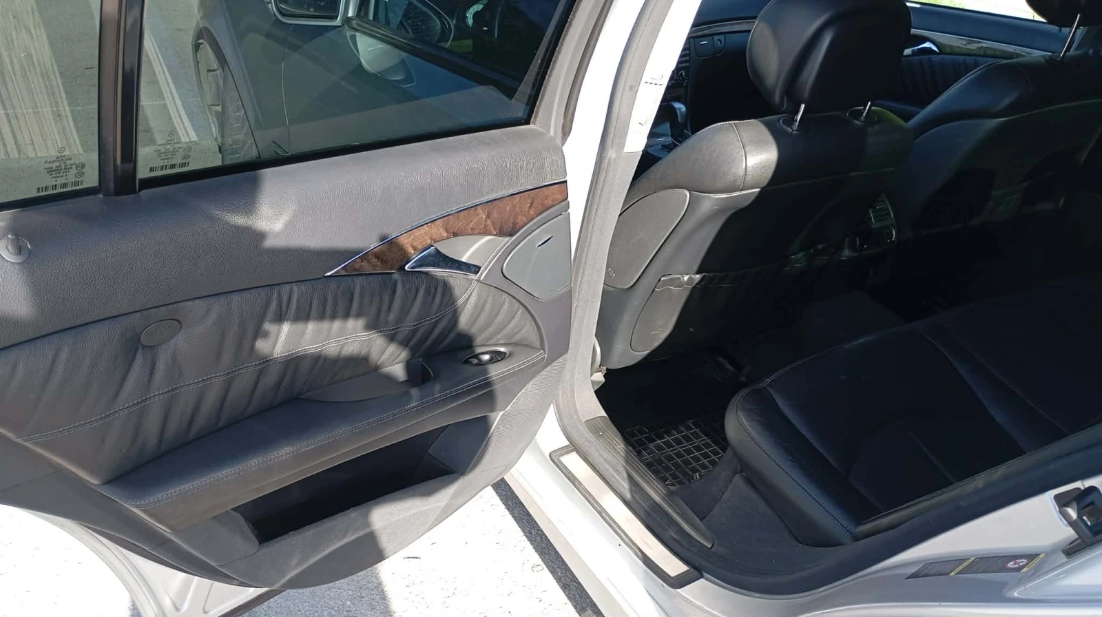 Mercedes-Benz E 320 4Matic, снимка 8 - Автомобили и джипове - 54335691