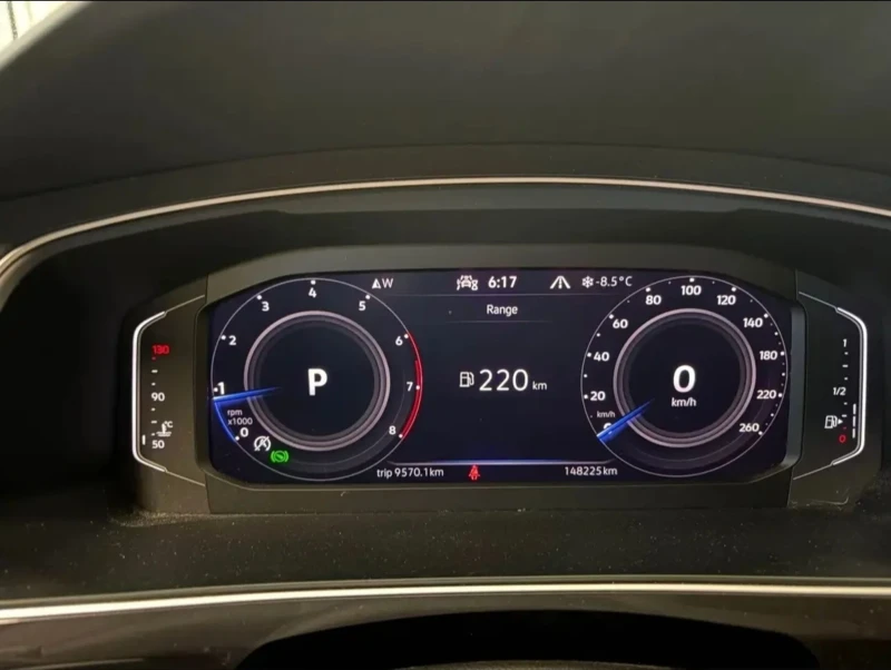 VW Tiguan R-line/4x4/Панорама/Подгрев/Камера/Без инцидент, снимка 8 - Автомобили и джипове - 53599669
