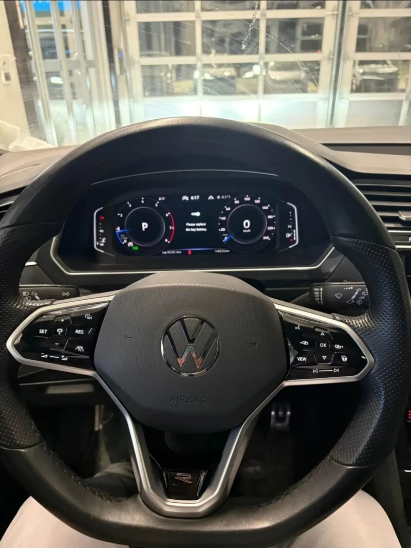 VW Tiguan R-line/4x4/Панорама/Подгрев/Камера/Без инцидент, снимка 6 - Автомобили и джипове - 53599669