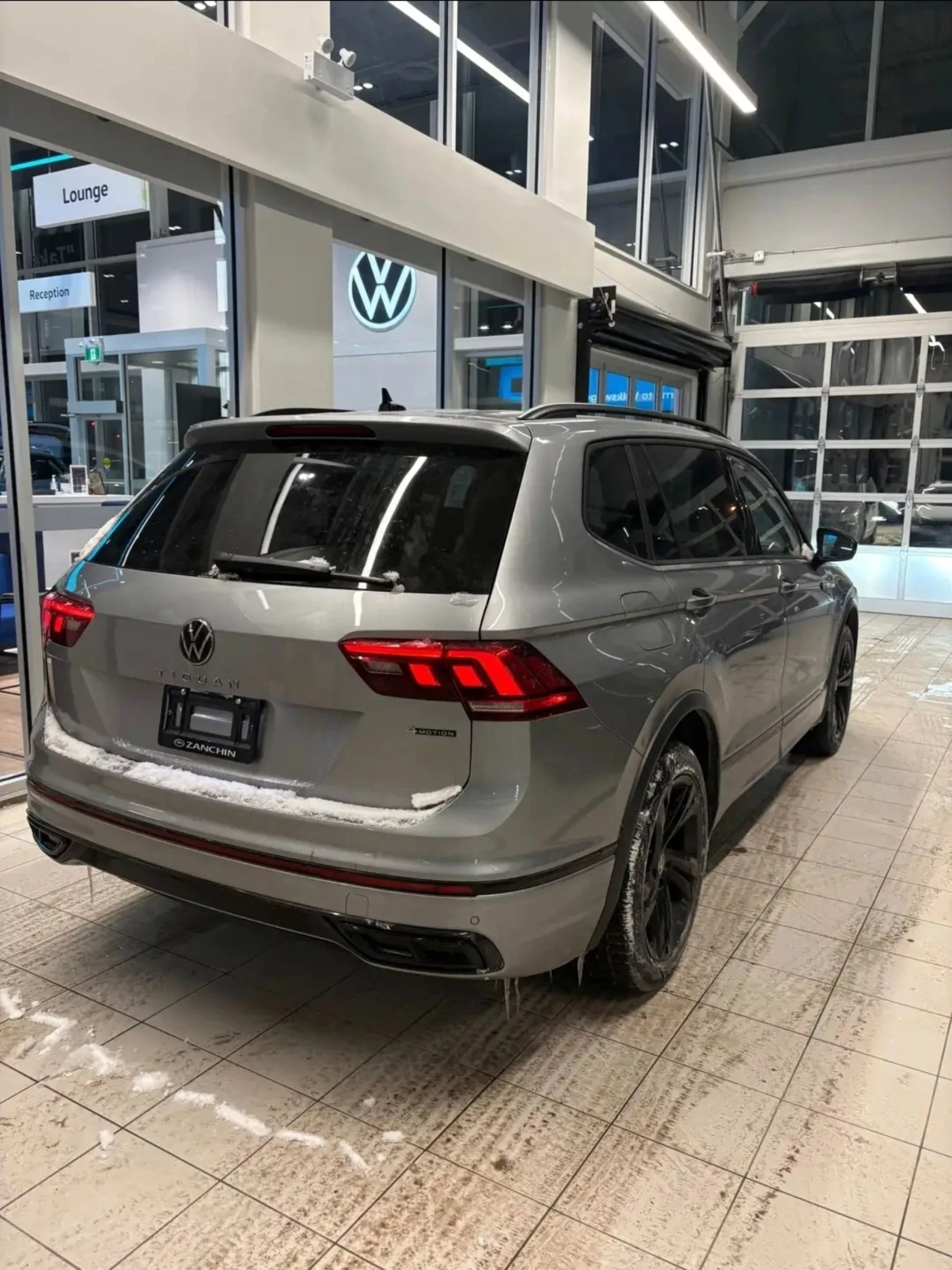 VW Tiguan R-line/4x4/Панорама/Подгрев/Камера/Без инцидент - изображение 3