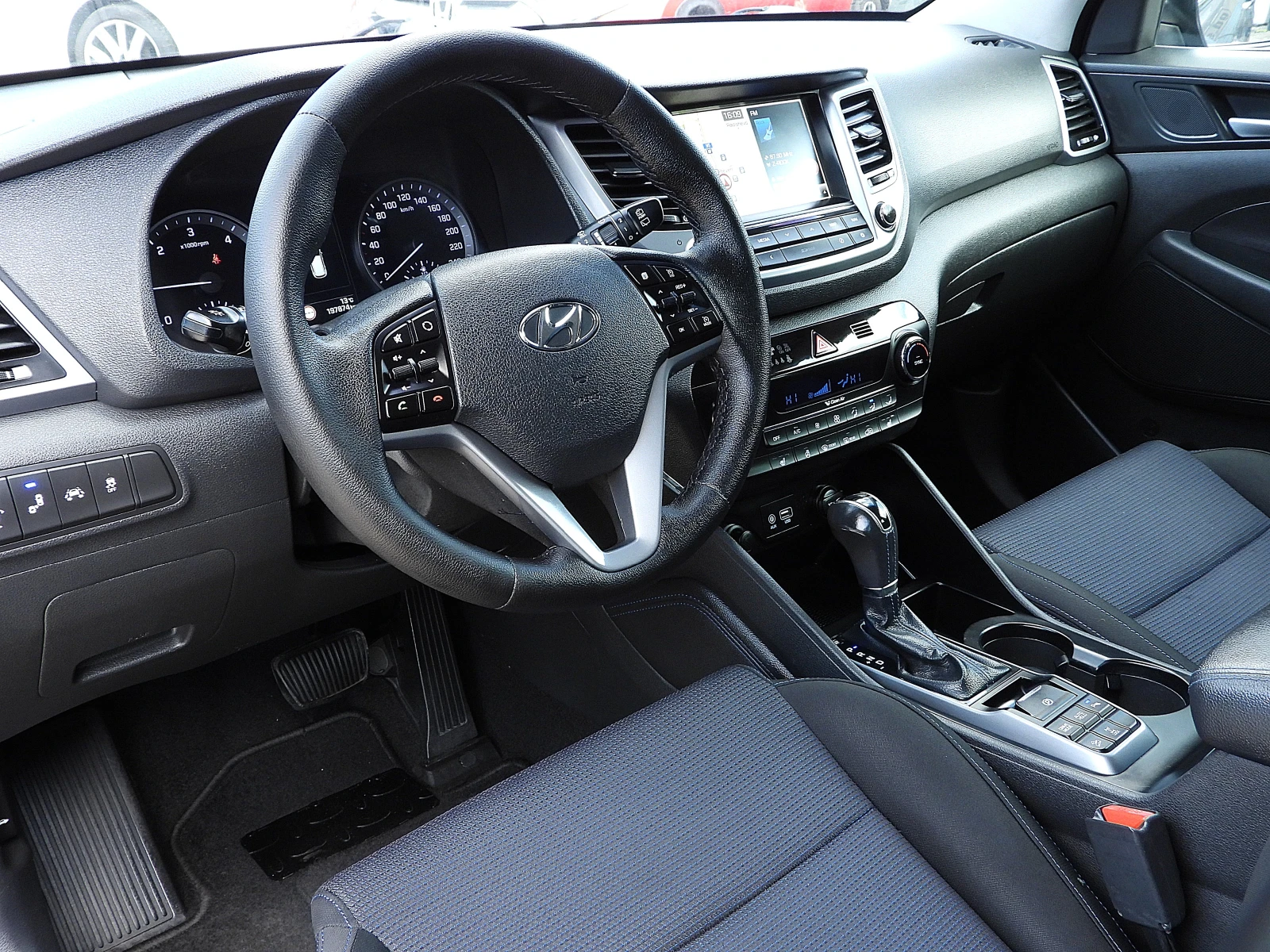 Hyundai Tucson 2.0ШВЕЙЦАРИЯ/4x4/АВТОМАТИК/КАМЕРА/НАВИ - изображение 8