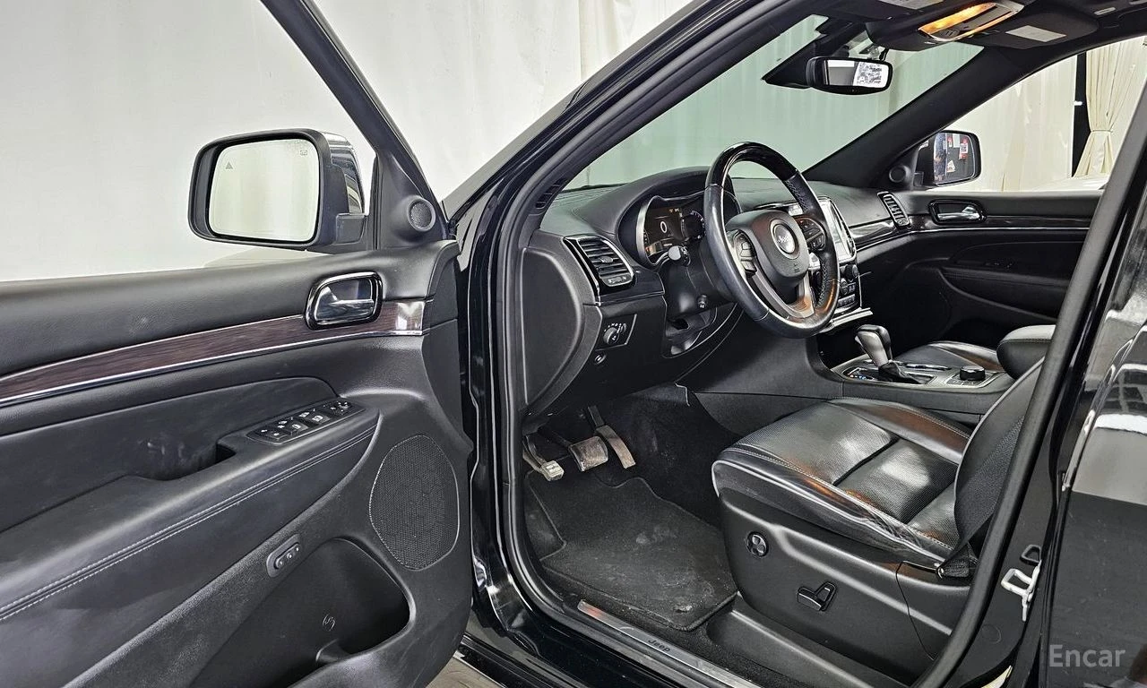 Jeep Grand cherokee 3.6* V6* 8ZF* OVERLAND* ДИСТРОНИК* ОБДУХВАНЕ* КАМЕ, снимка 5 - Автомобили и джипове - 54863363