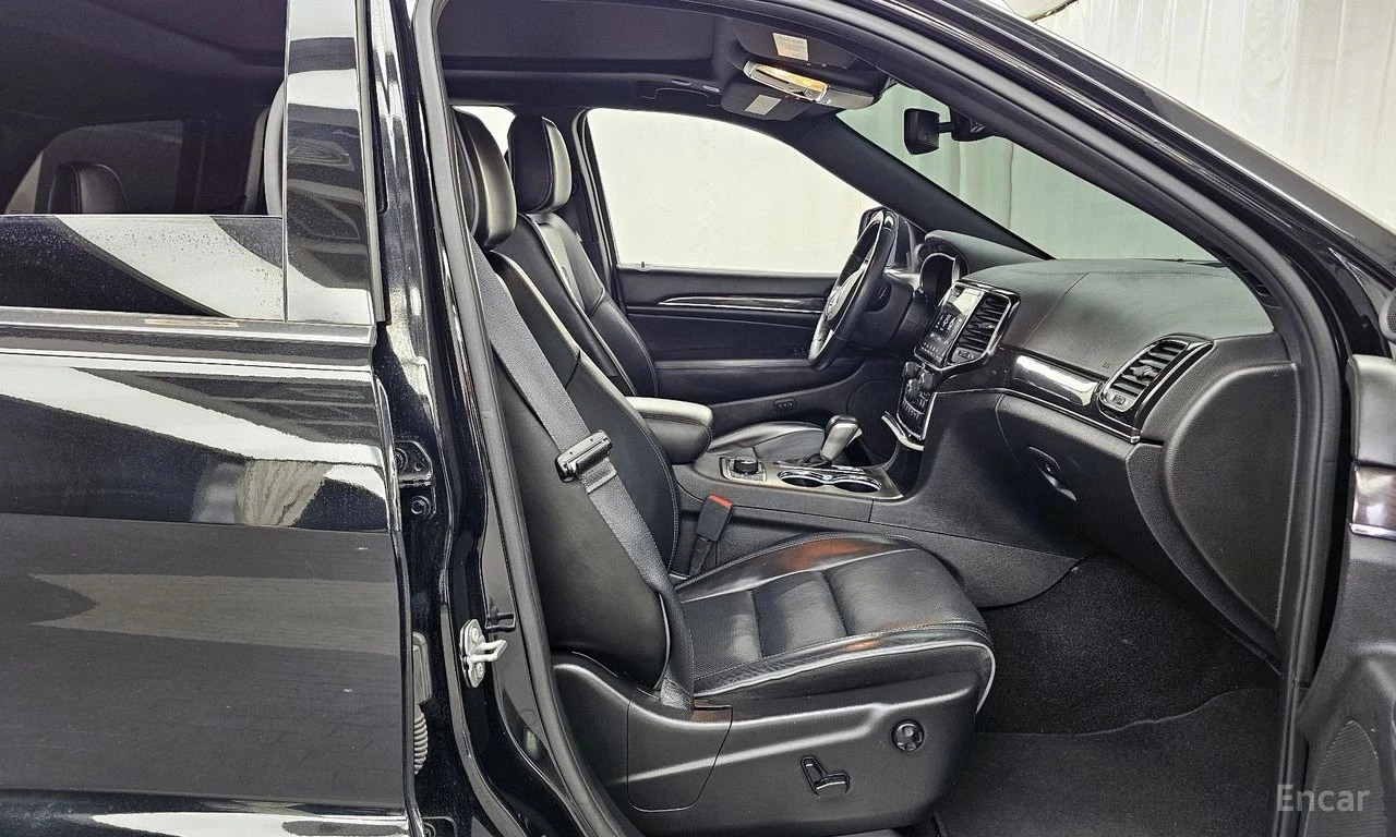 Jeep Grand cherokee 3.6* V6* 8ZF* OVERLAND* ДИСТРОНИК* ОБДУХВАНЕ* КАМЕ, снимка 13 - Автомобили и джипове - 54863363